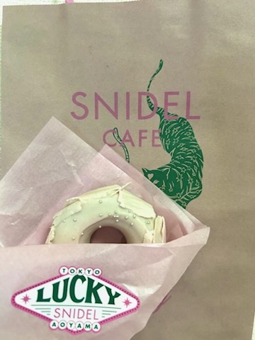 ドーナツを実食 チャイ×ビーツチョコスナドーナツ（￥650）