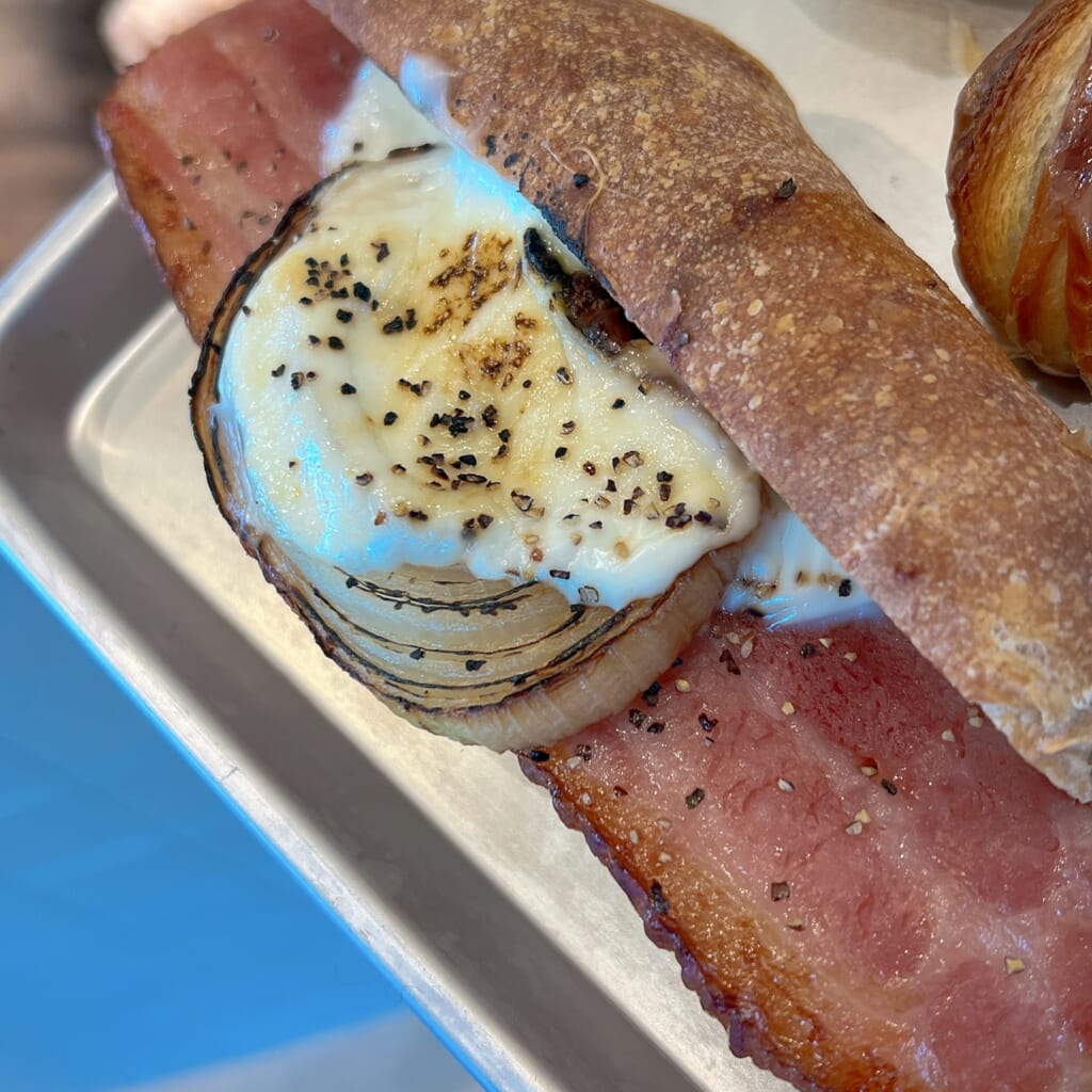 厚切りベーコンと玉ねぎのサンド