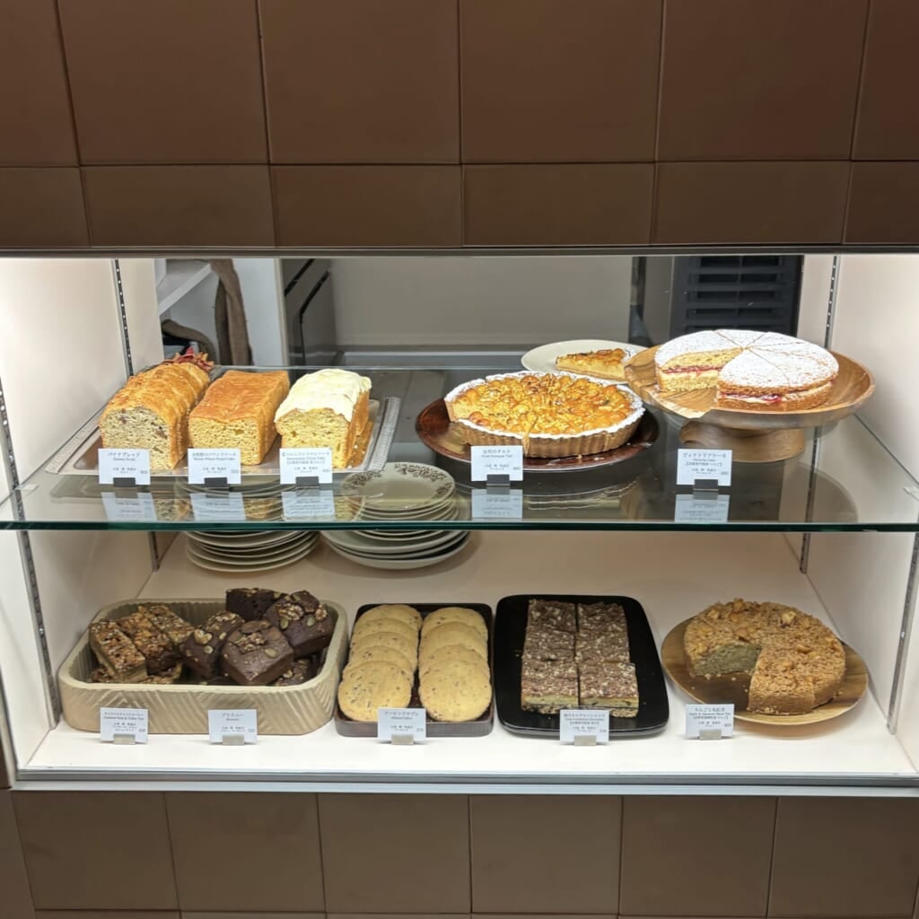 大阪カフェ「sou」のショーケースに並ぶ焼き菓子