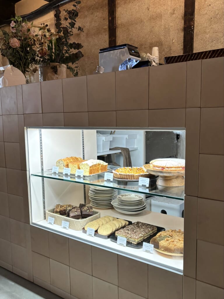 大阪カフェ「sou」のレジ横のショーケース