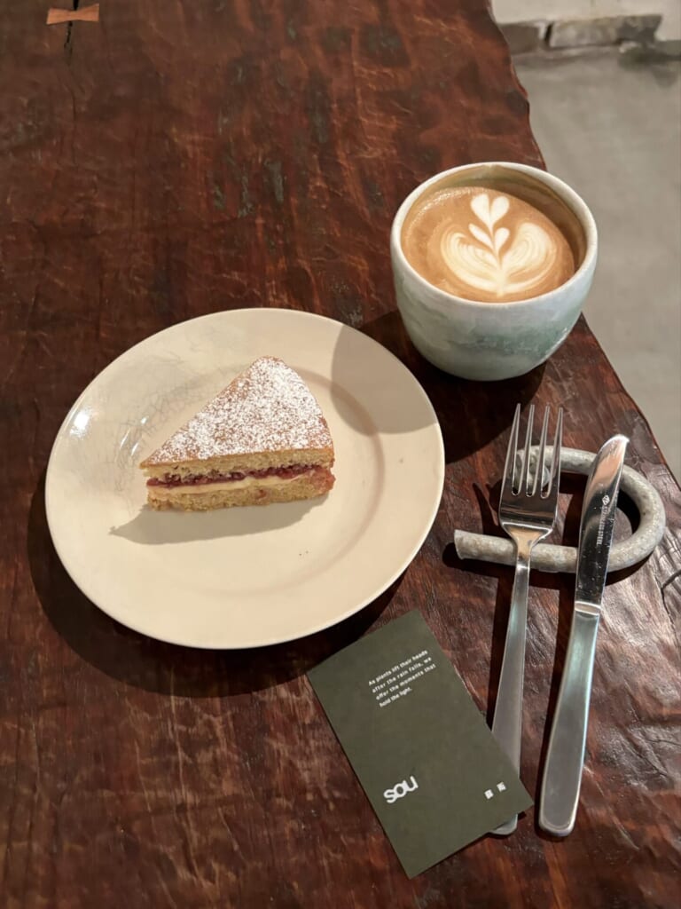 ヴィクトリアケーキとカフェラテ