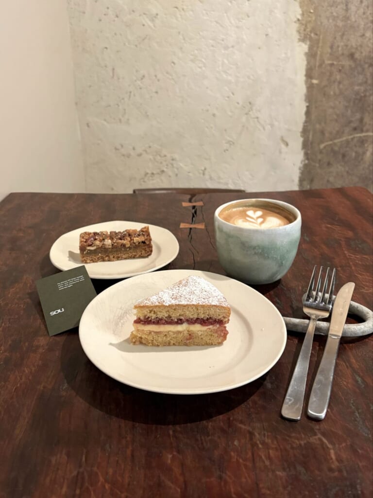 ヴィクトリアケーキとキャラメルナッツバーとカフェラテ