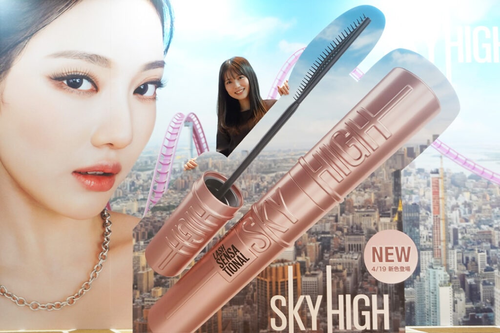 メイベリン ニューヨークのaespa・NINGNINGさんと「スカイハイ」のパネル