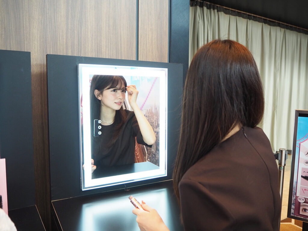 メイベリンニューヨーク新色の「スカイハイ 08 ゆうかげモーブブラウン」をお試し