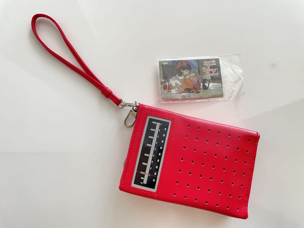 魔女の宅急便に登場する赤いラジオポーチ