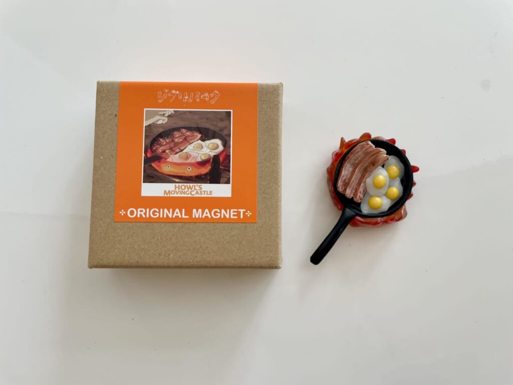 目玉焼きとベーコンがのったデザインのマグネットと箱