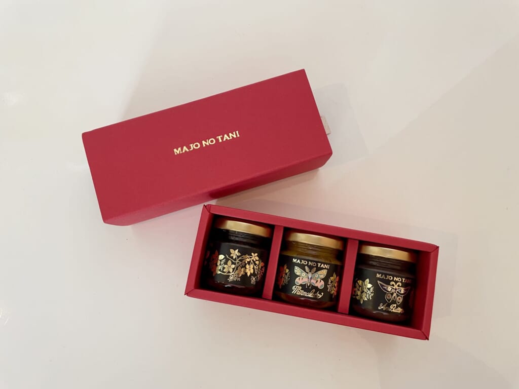 赤い箱に3種類のスプレッドが入っている