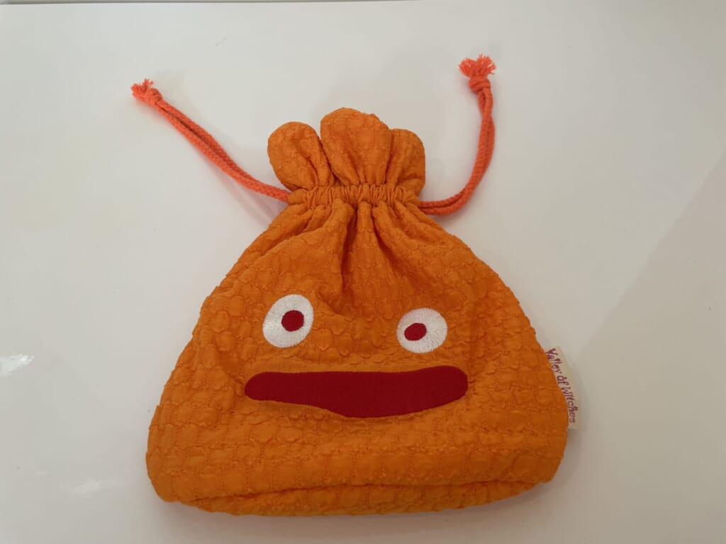 カルシファーの巾着を絞っている