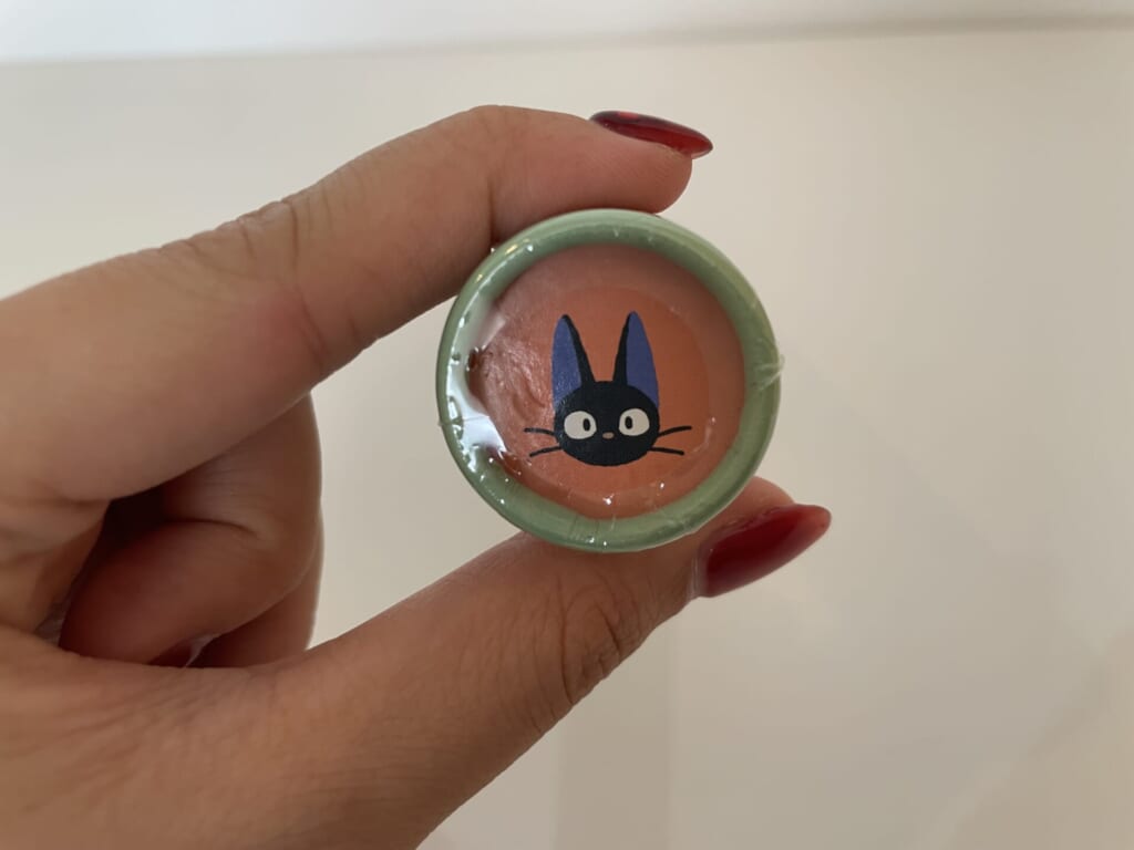 ガムの底にジジの絵が描かれている