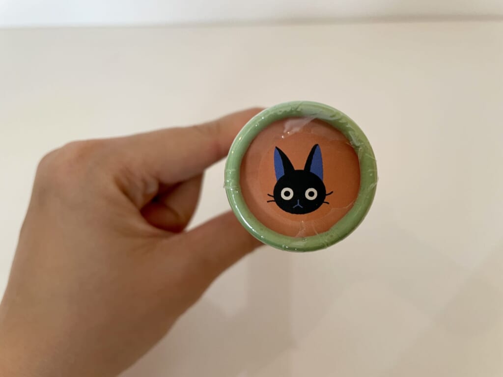 ガムの底に猫のぬいぐるみの絵が描かれている