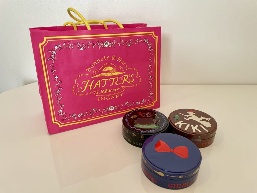 ハッタ―帽子屋のピンク色の紙袋と3つのキャンディー缶