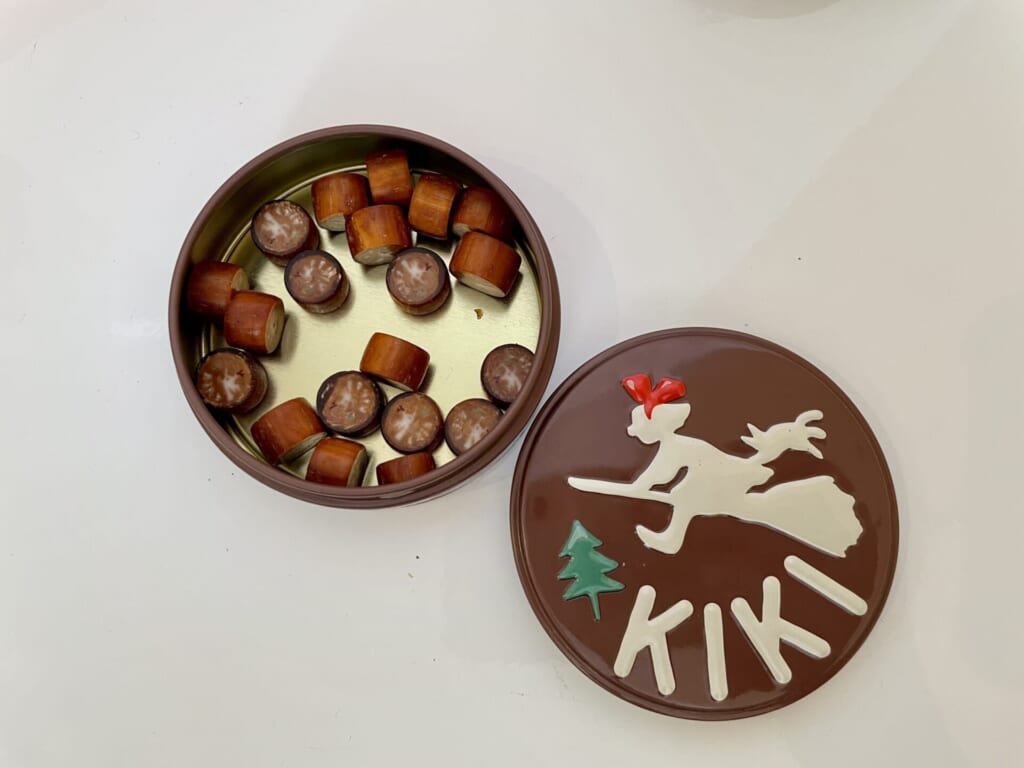 『魔女の宅急便』のチョコケーキデザインの缶と飴