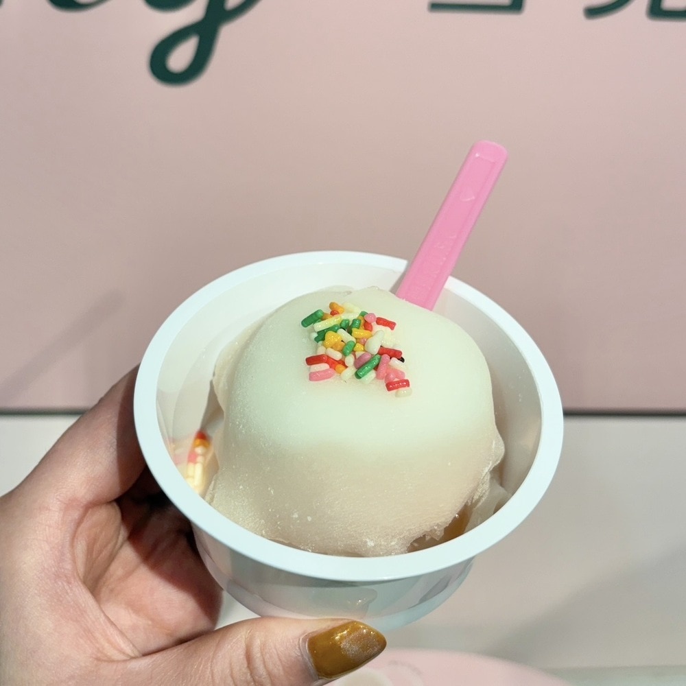 my雪見だいふく
ジューシー苺 × ホイップクリーム × カラースプレー