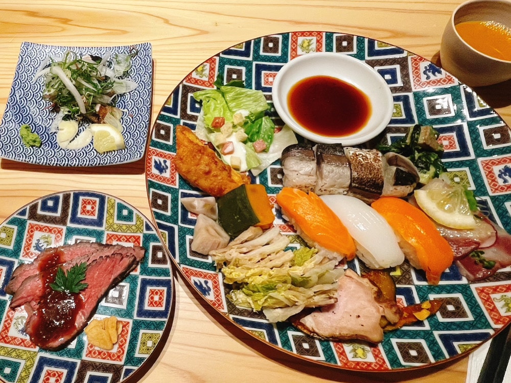 左上）ワラ焼きのカツオたたき
左下）ワラ焼きのローストビーフ
右）「ブリの葉にんにくぬた和え」を含むマイ皿鉢