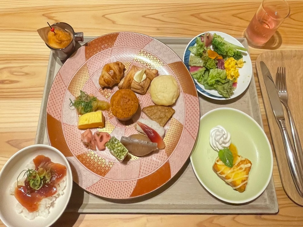 左上）いも天
左下）カツオの漬け丼
中央）「田舎寿司」を含むマイ皿鉢
右下）ゆず香るフレンチトースト