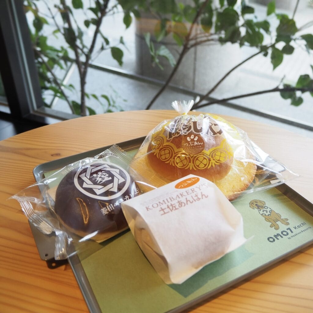 左:「羊羹ぱん」 中央:「土佐あんぱん」 右:「あん入りぼうしパン」