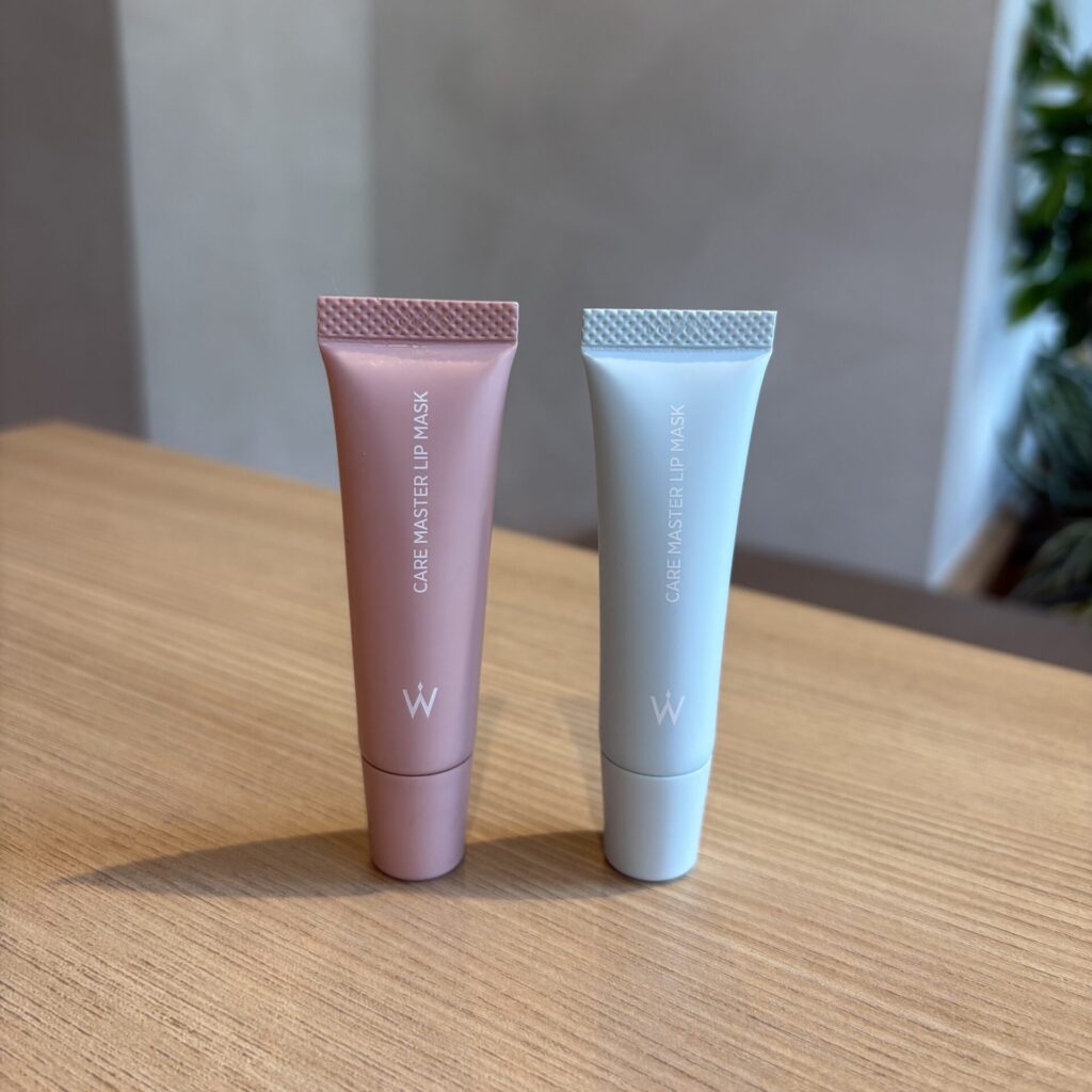 ウォンジョンヨのケアマスターリップマスクの定番色ピンク(左)と新色ジェラートブルー