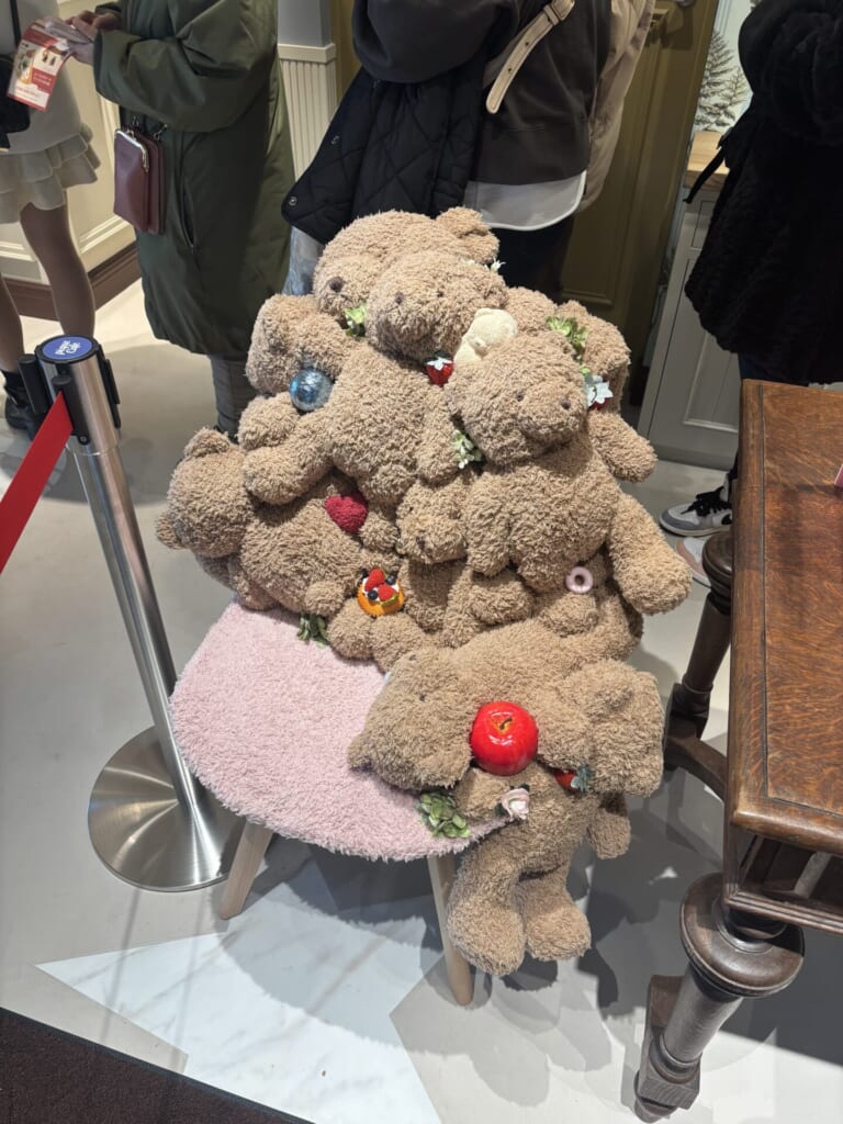 店内に入って最初に目に入るクマのぬいぐるみたち