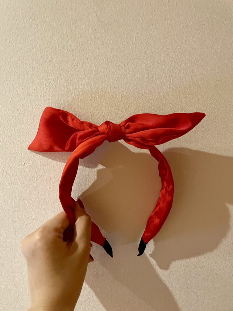 赤いカチューシャ リボン付き