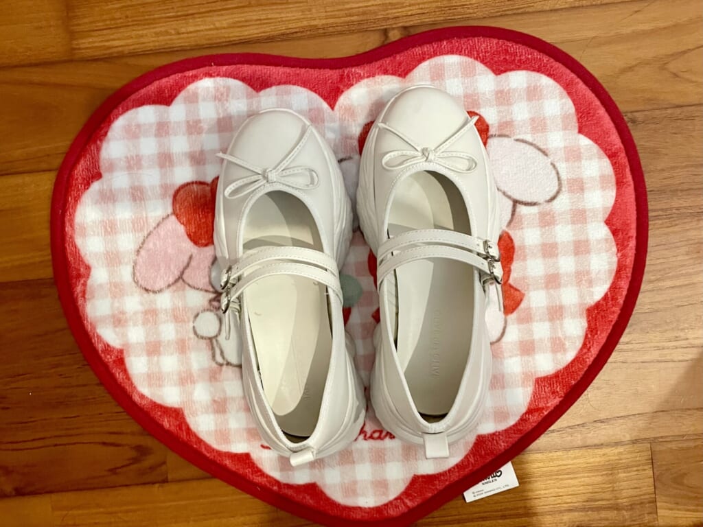 リボン付きの白いバレエシューズ