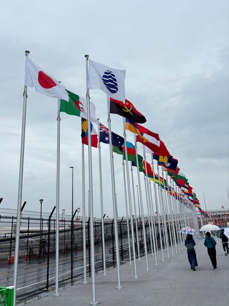 夢洲駅の東ゲートにある国旗