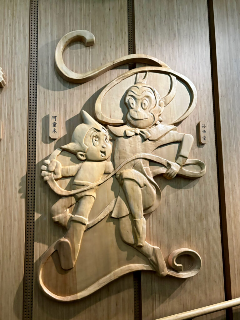 アトムの木彫り