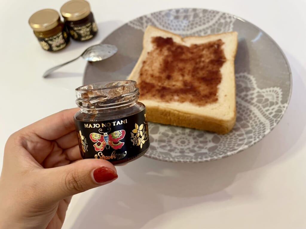 イチゴジャムをパンに塗っている