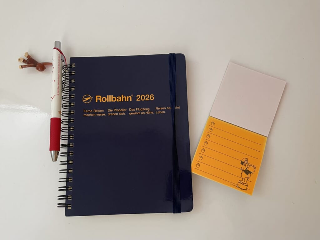 手帳、TODOリストの付箋紙、ペン