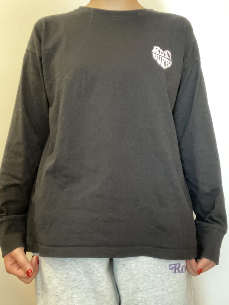 黒のロンT着用、前。胸にワンポイント。