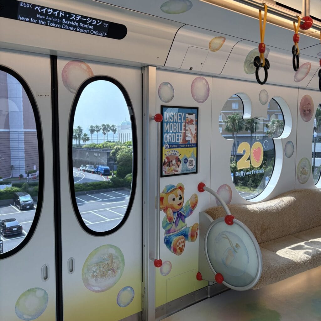 ディズニーリゾートライン、カラフルハピネスライナーの車内の様子