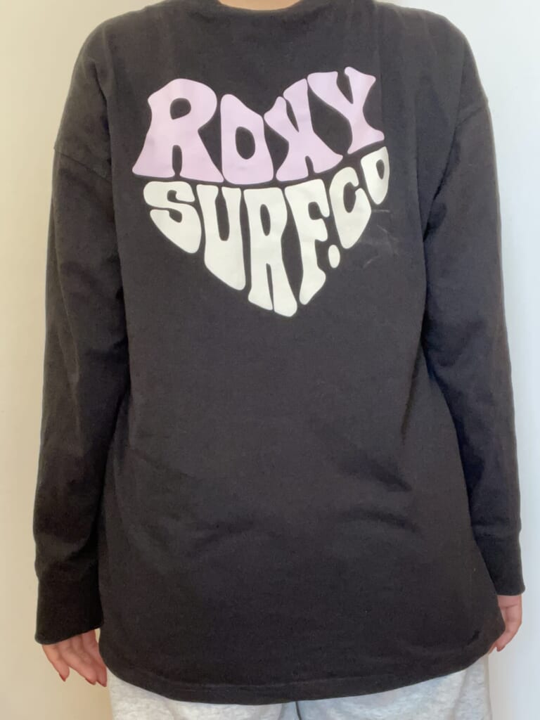 黒のロンT着用、背面。ハートのデザイン。