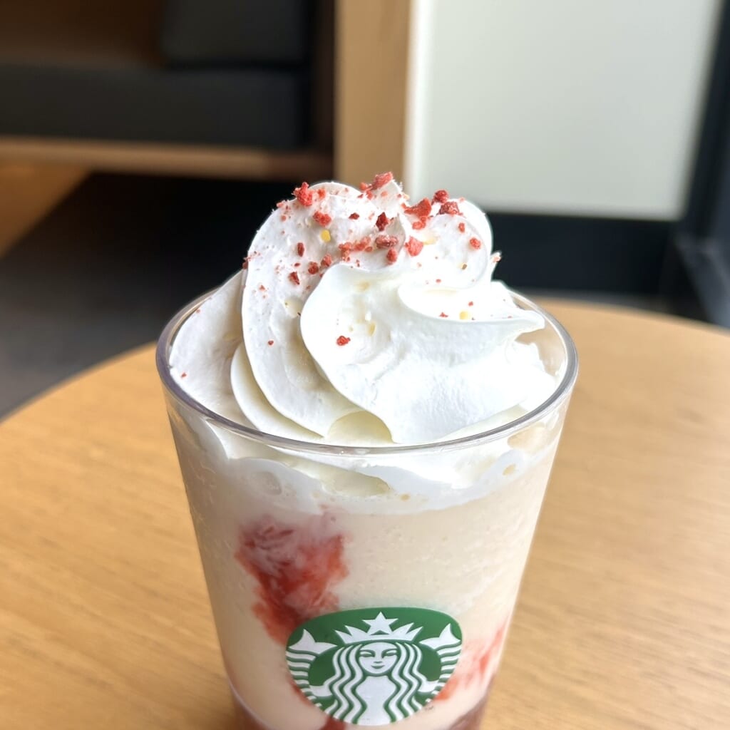 ストロベリー & ジョイフルメドレー ティー フラペチーノ フリーズドライの苺トッピング
