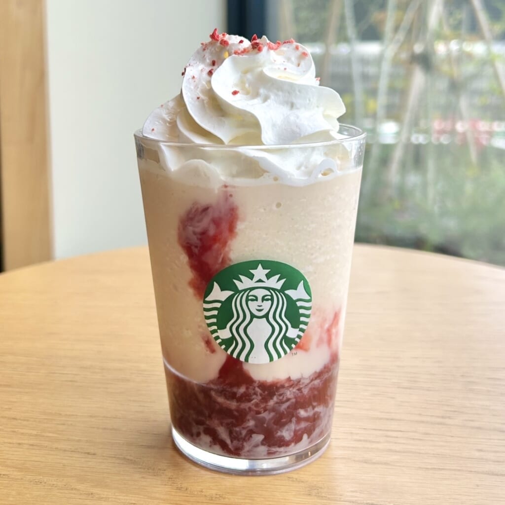 ストロベリー & ジョイフルメドレー ティー フラペチーノ ホイップ多めが可愛い