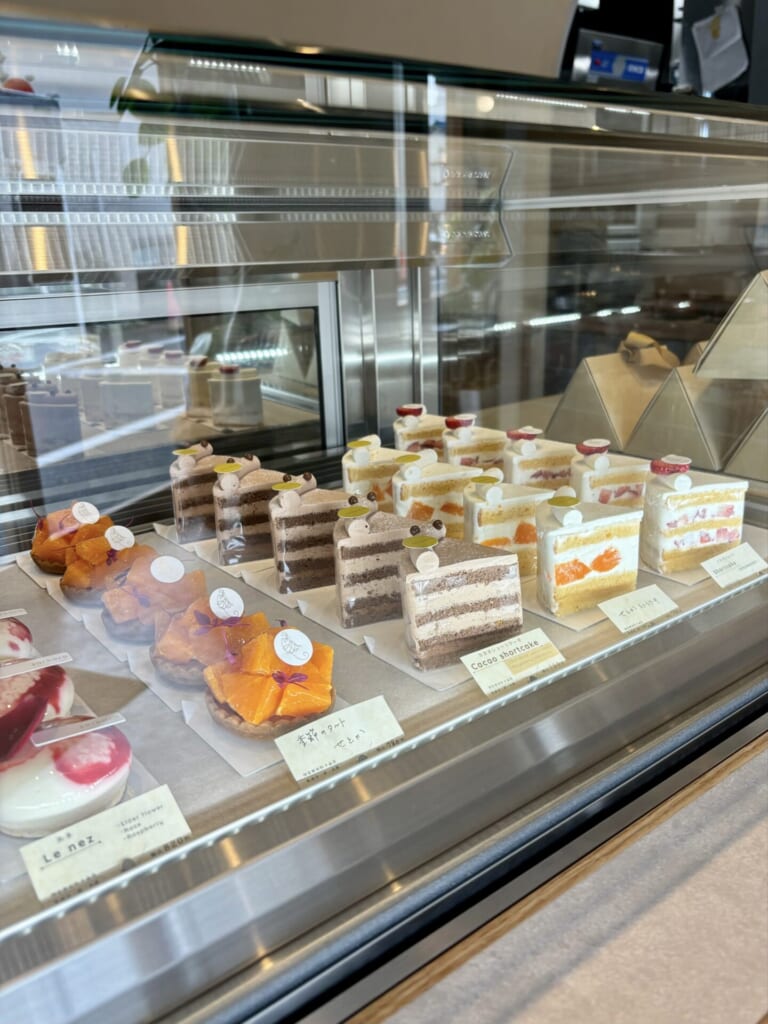 パティスリーカフェのショーケース