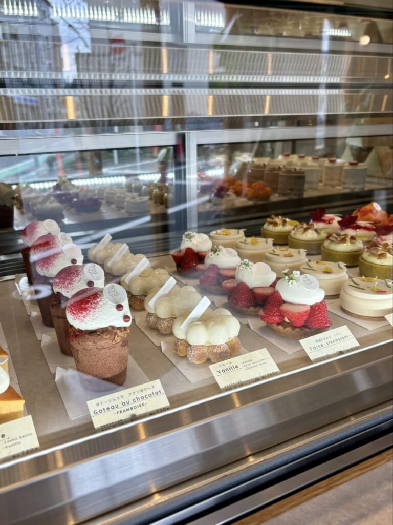 三軒茶屋カフェのショーケースに並ぶケーキ