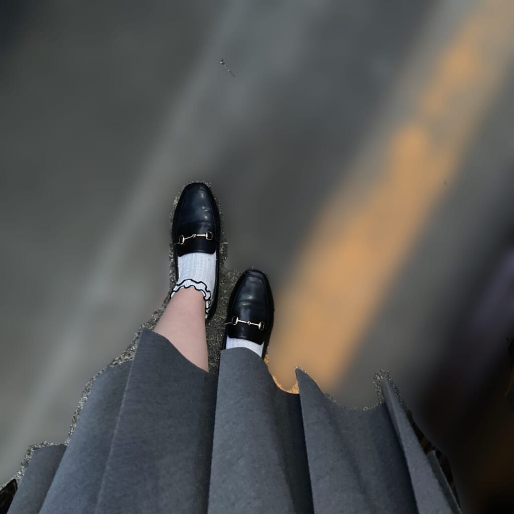 プリーツスカートに合わせてローファーでしめた足元