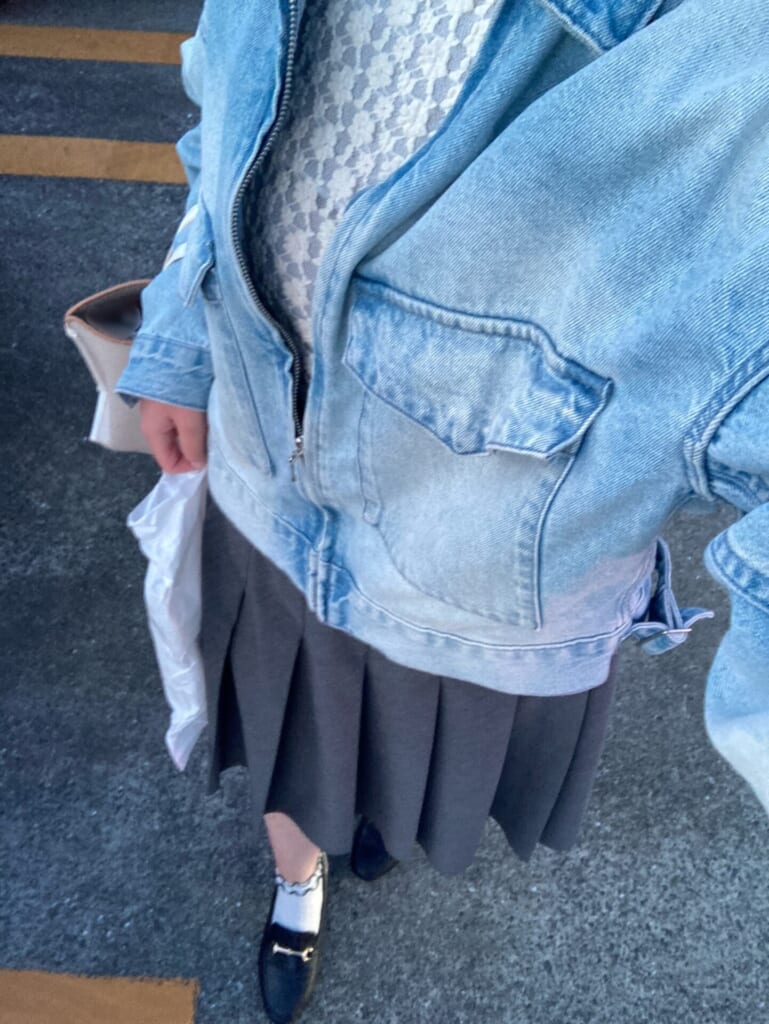 ジャケットとプリーツスカートの春コーデ