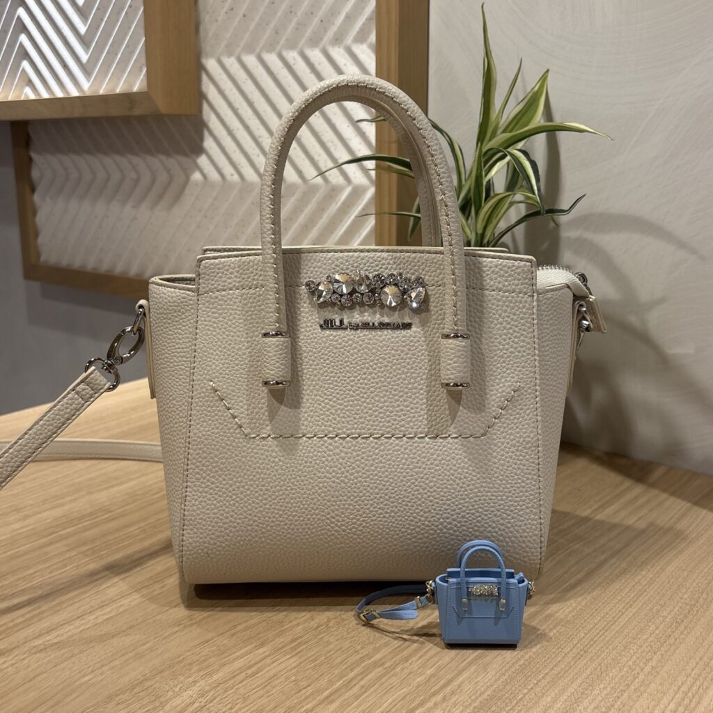 実物とガチャのキーホルダーの比較画像