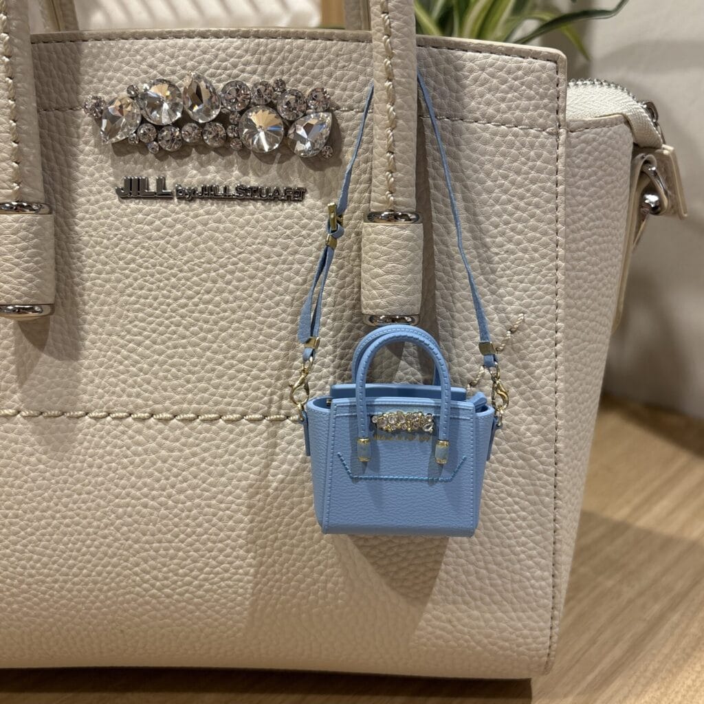 バッグの取手にガチャのキーホルダーを付けた写真