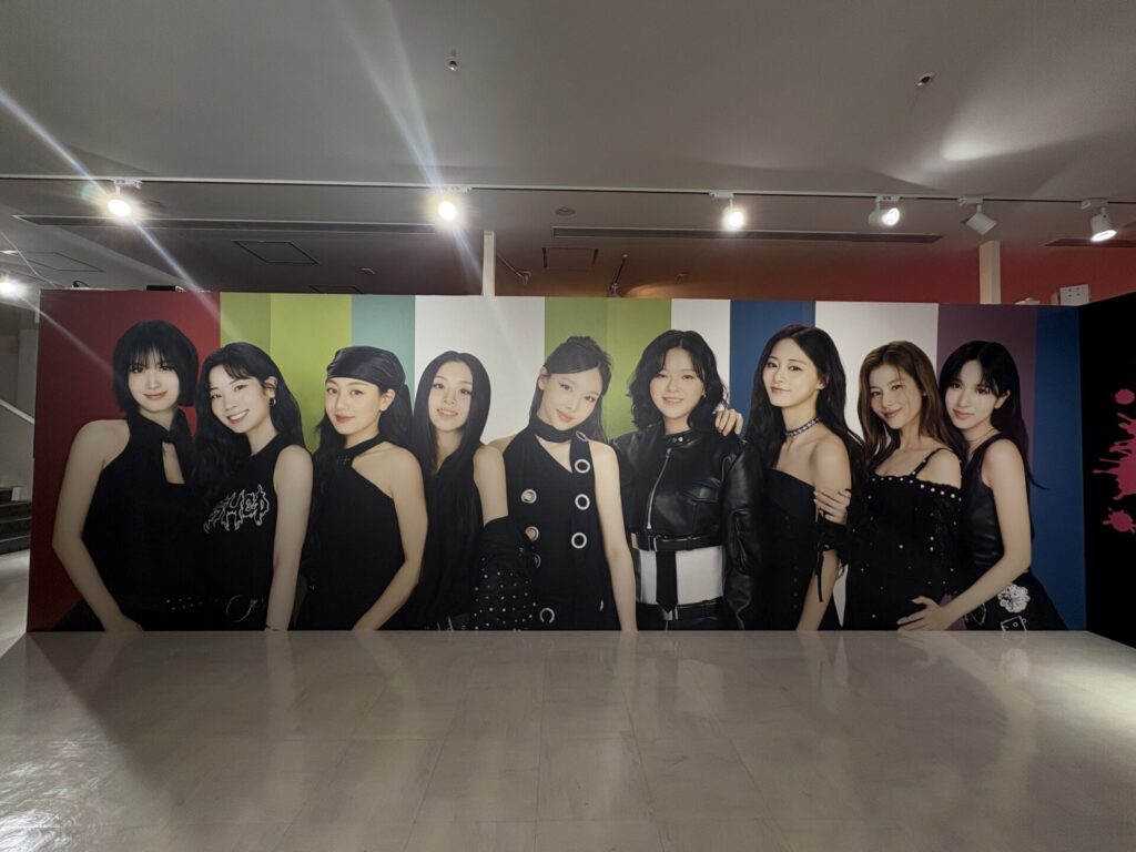 TWICE全員が写ったパネルの写真