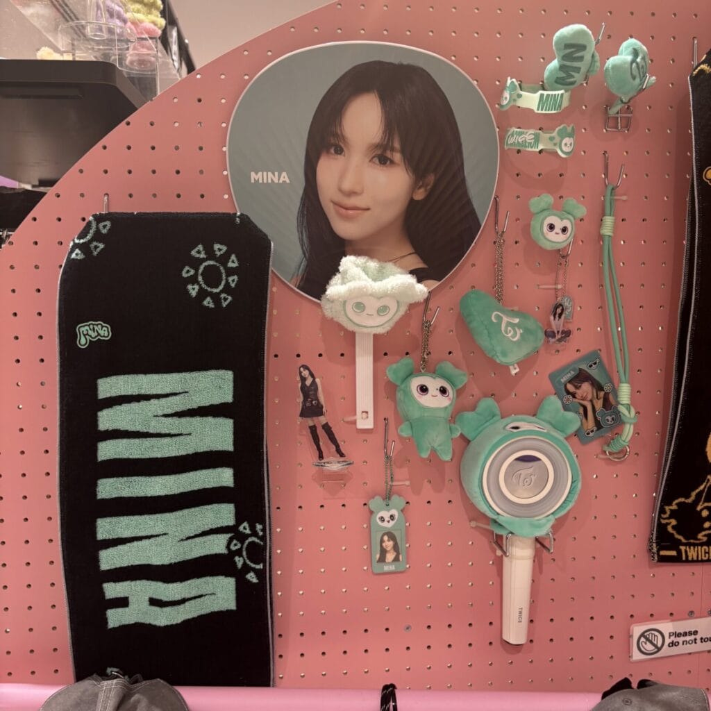 ミナのグッズの展示の写真