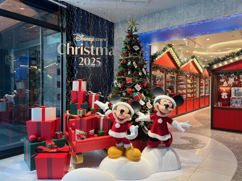 ディズニーフラッグシップ東京のエントランス　ミッキー　ミニー　クリスマスツリーの写真