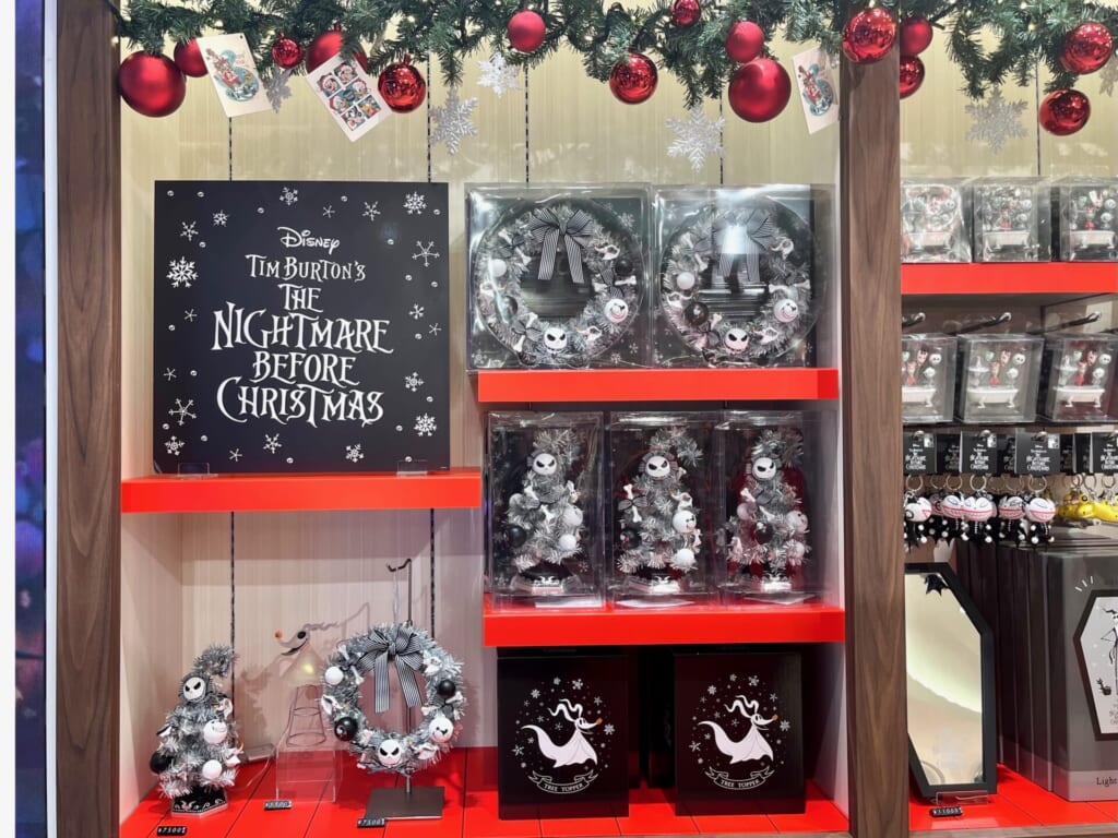 『ナイトメアー・ビフォア・クリスマス』をモチーフにしたリース、ツリー