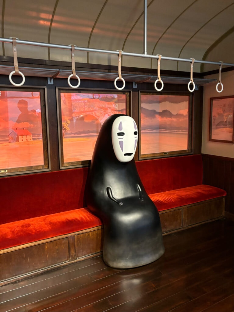 『千と千尋の神隠し』で電車に乗っているカオナシ