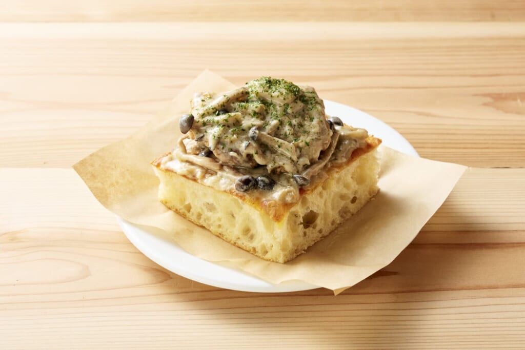 ジブリパーク「ジブリの大倉庫」内「カフェ 大陸横断飛行」の期間限定メニュー:しかくいピザ きのこと若鶏のフリカッセ