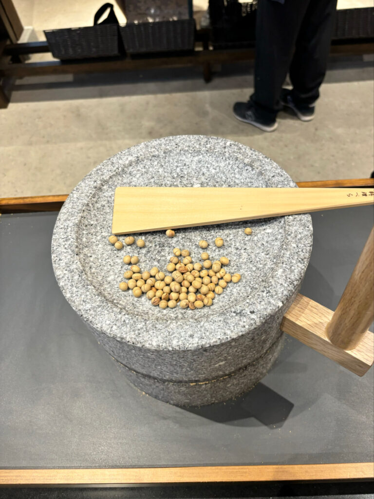 石臼を使ってきな粉を作る様子