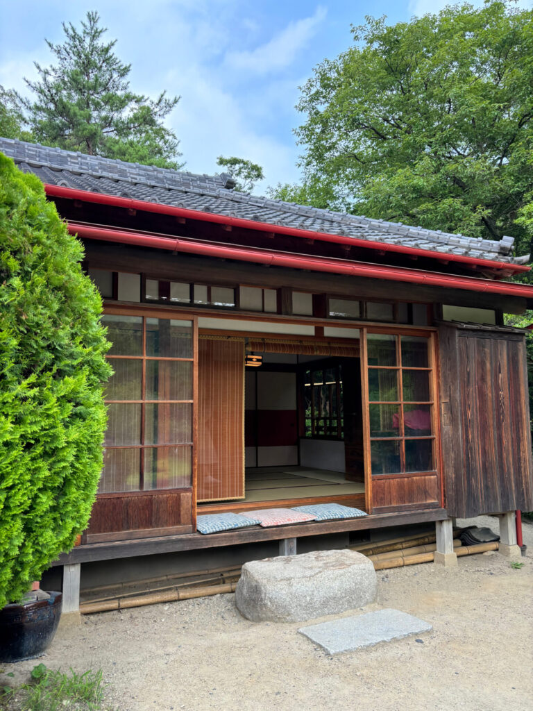 サツキとメイの家の縁側