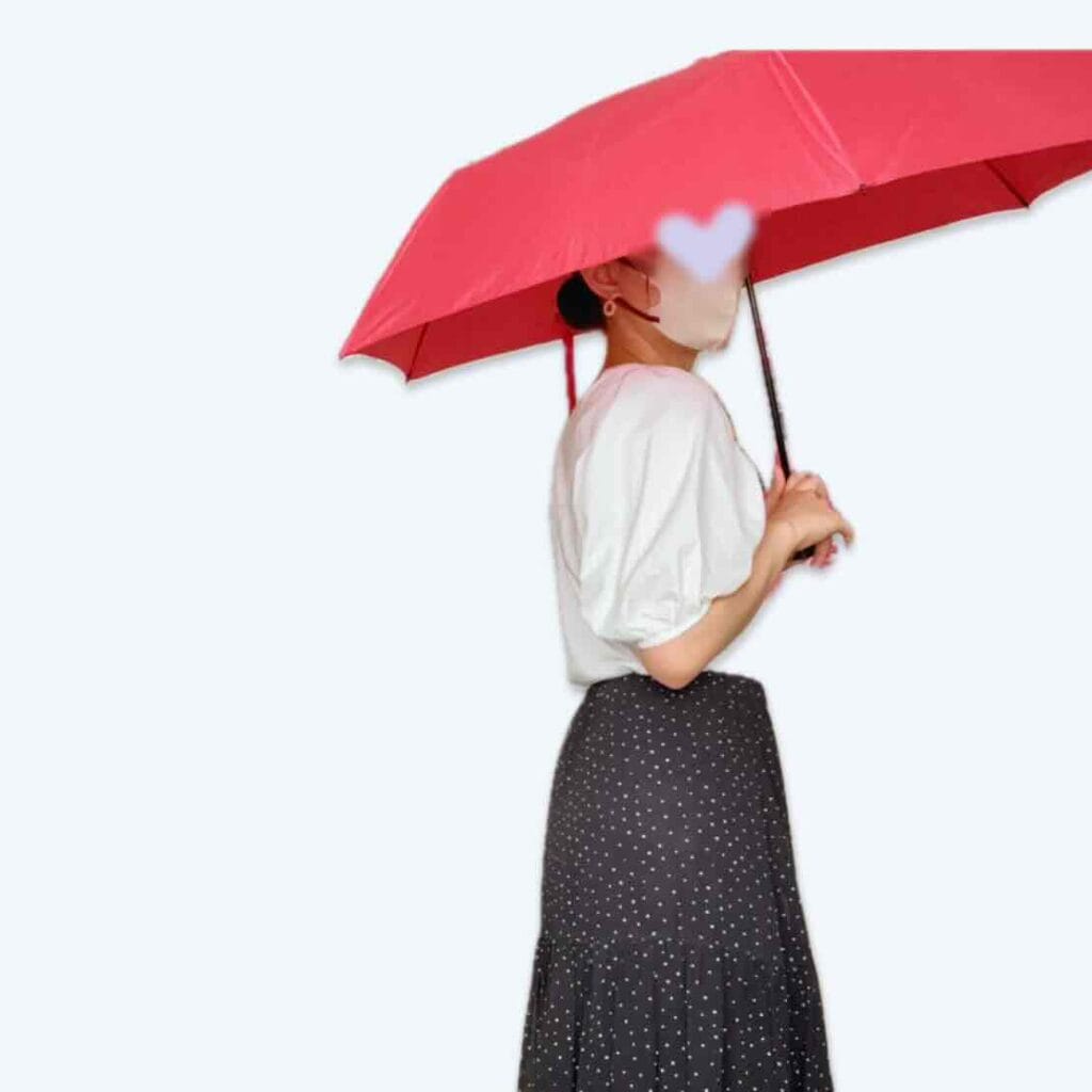 赤い傘のコーデ
