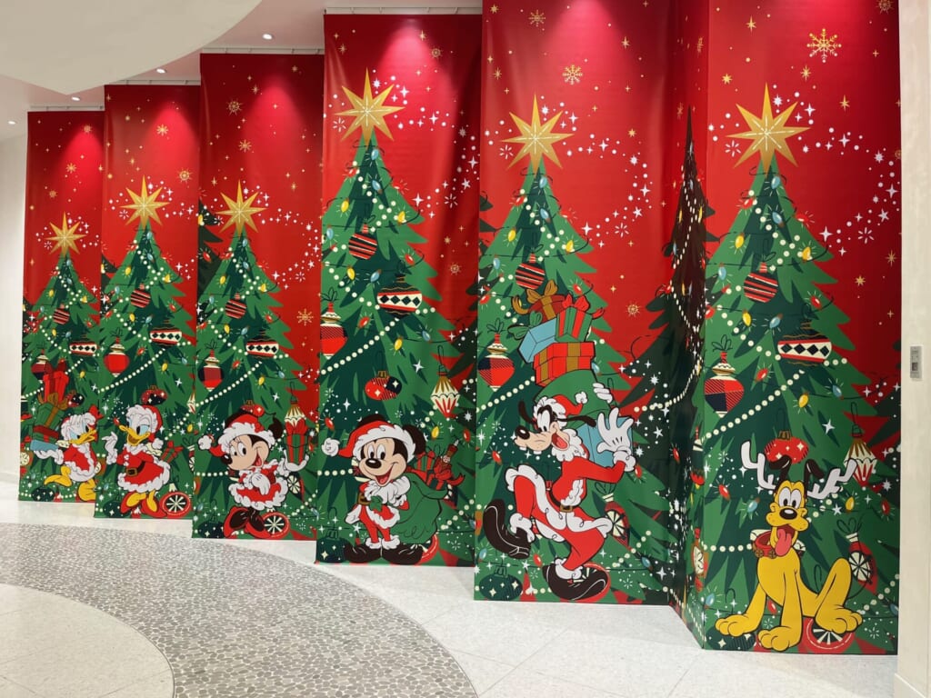 クリスマスの店内装飾　ミッキー＆フレンズ