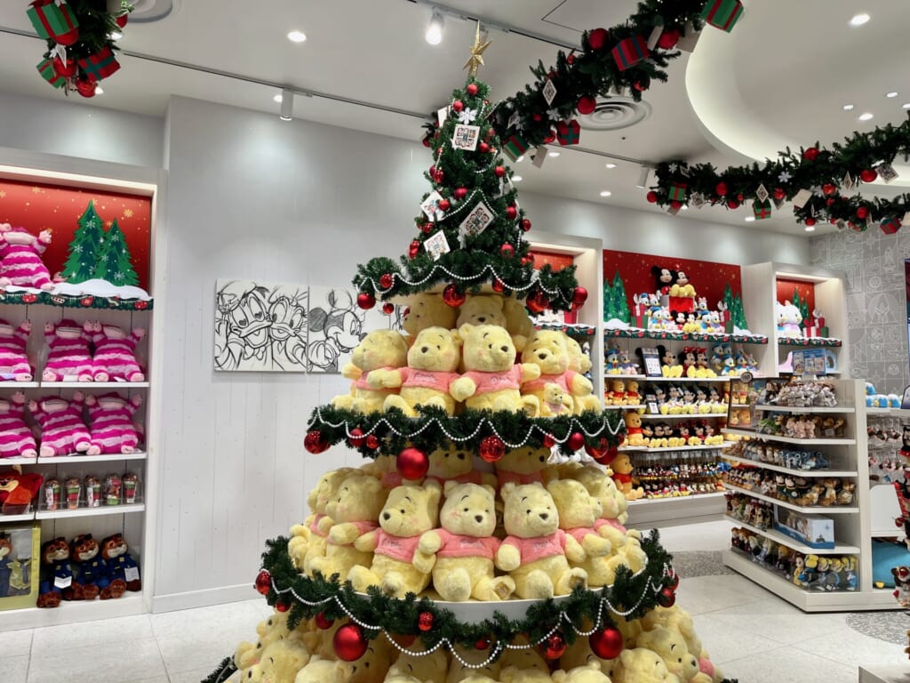くまのプーさんのぬいぐるみが敷き詰められたツリー